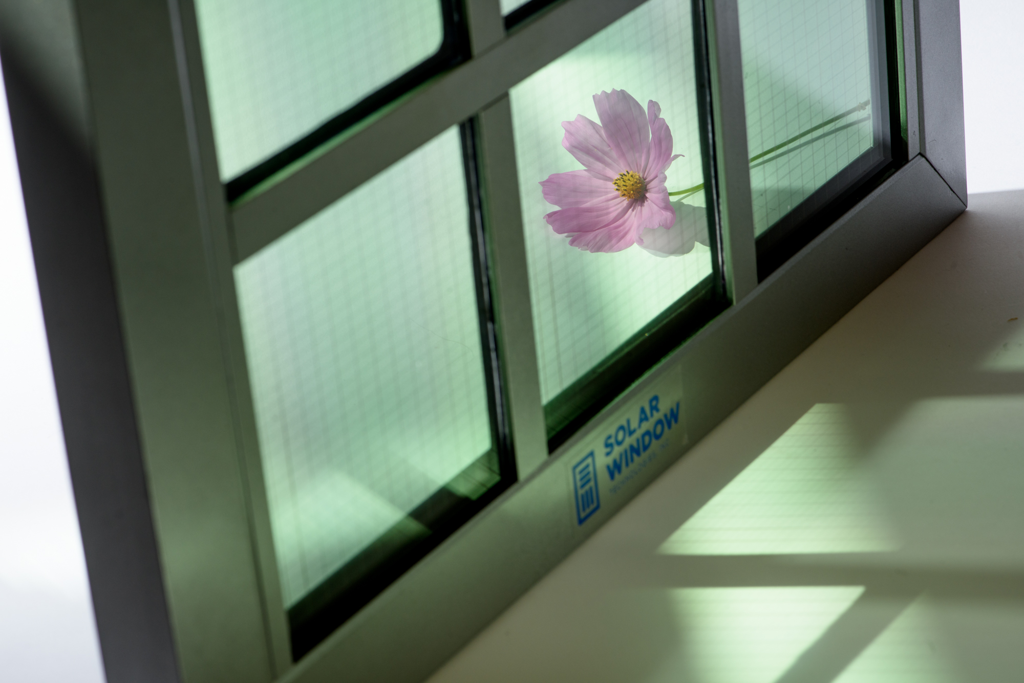 Smart window. Окна Солар. Стеклопакет с солнечными элементами. Окна вырабатывающие электроэнергию. Энергосберегающие стеклопакеты.