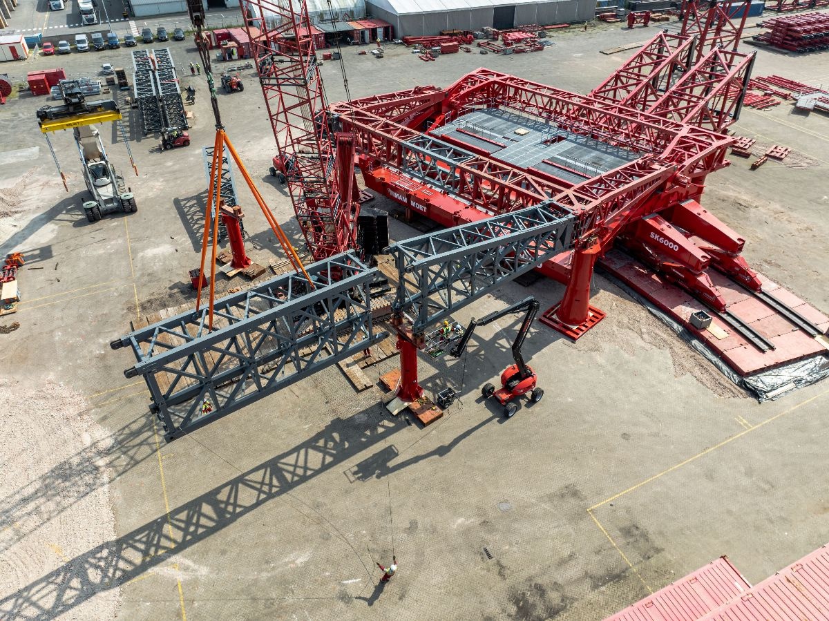 giant crane assemble