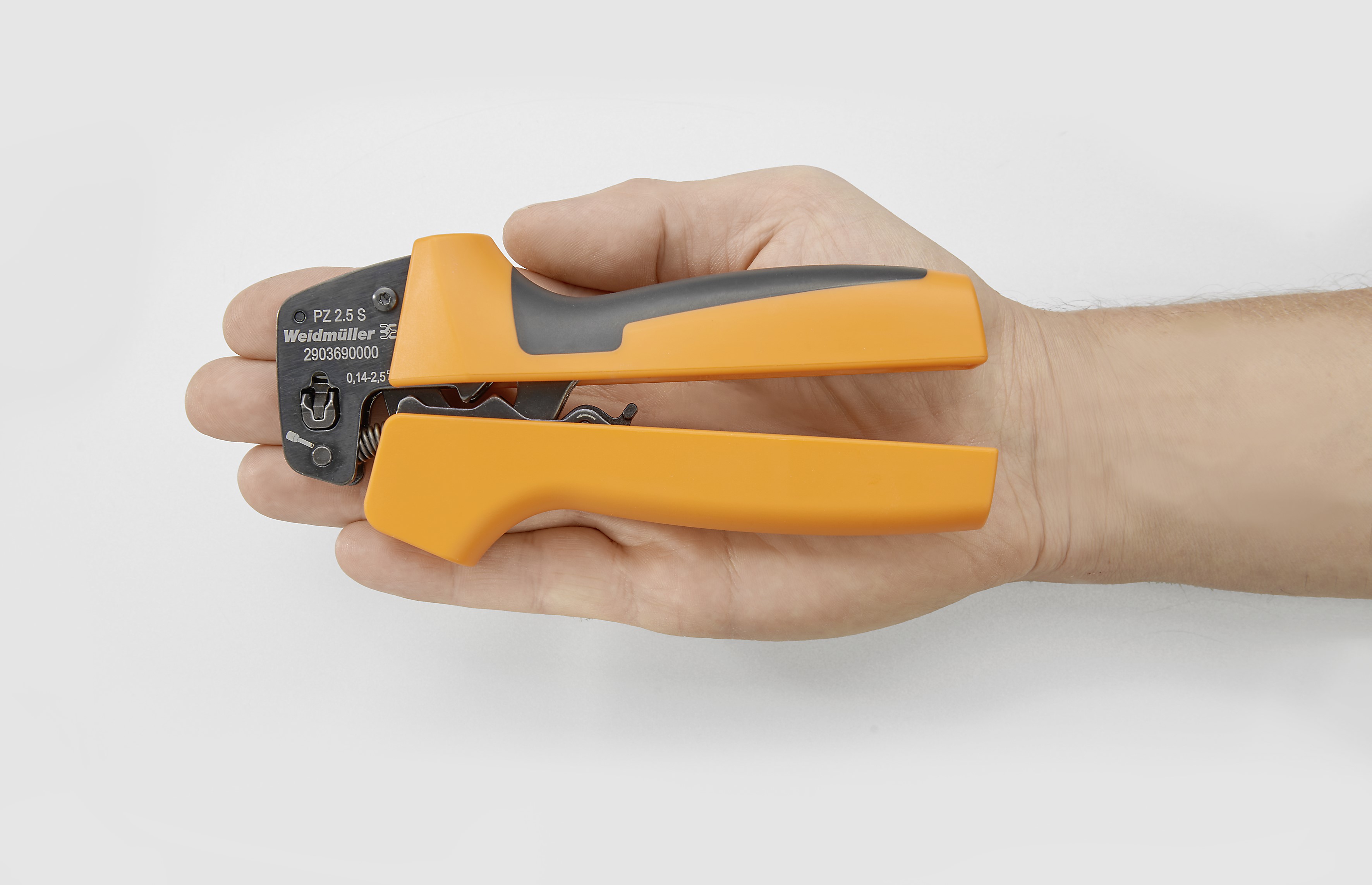 Small sized crimping tool