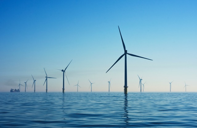 Centralized vs Decentralized Storage for Solar and Wind Projects 